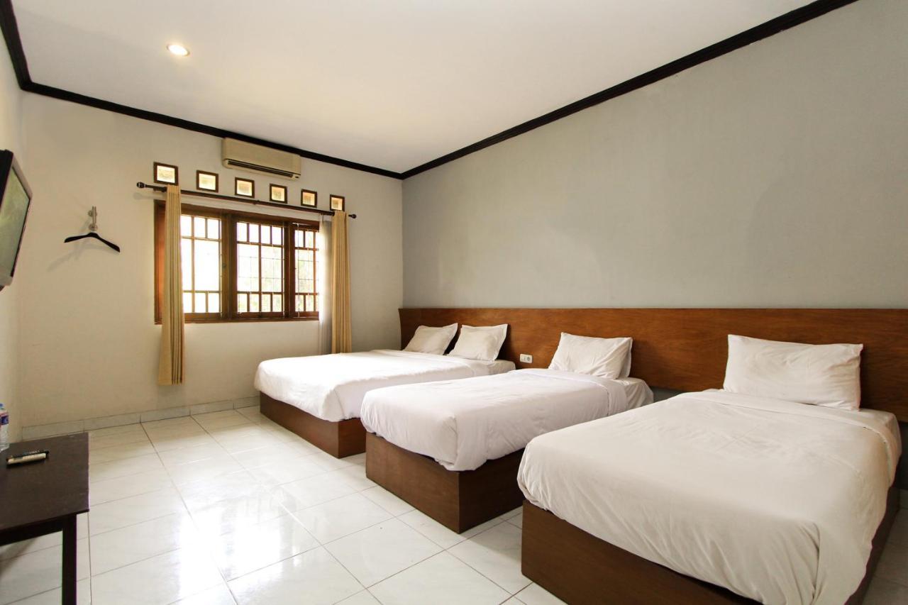 Santo Guest House Tropodo Brebek Exterior photo