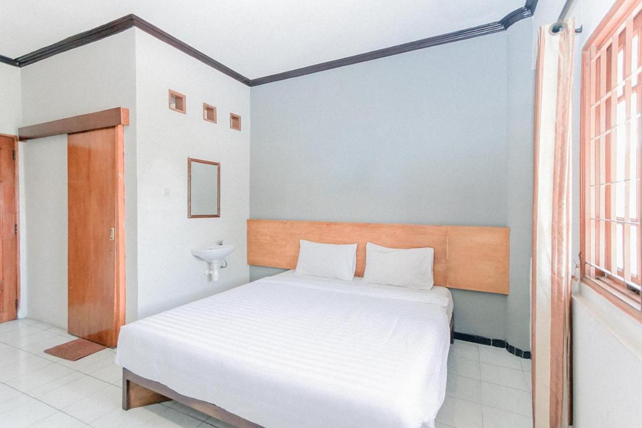 Santo Guest House Tropodo Brebek Exterior photo
