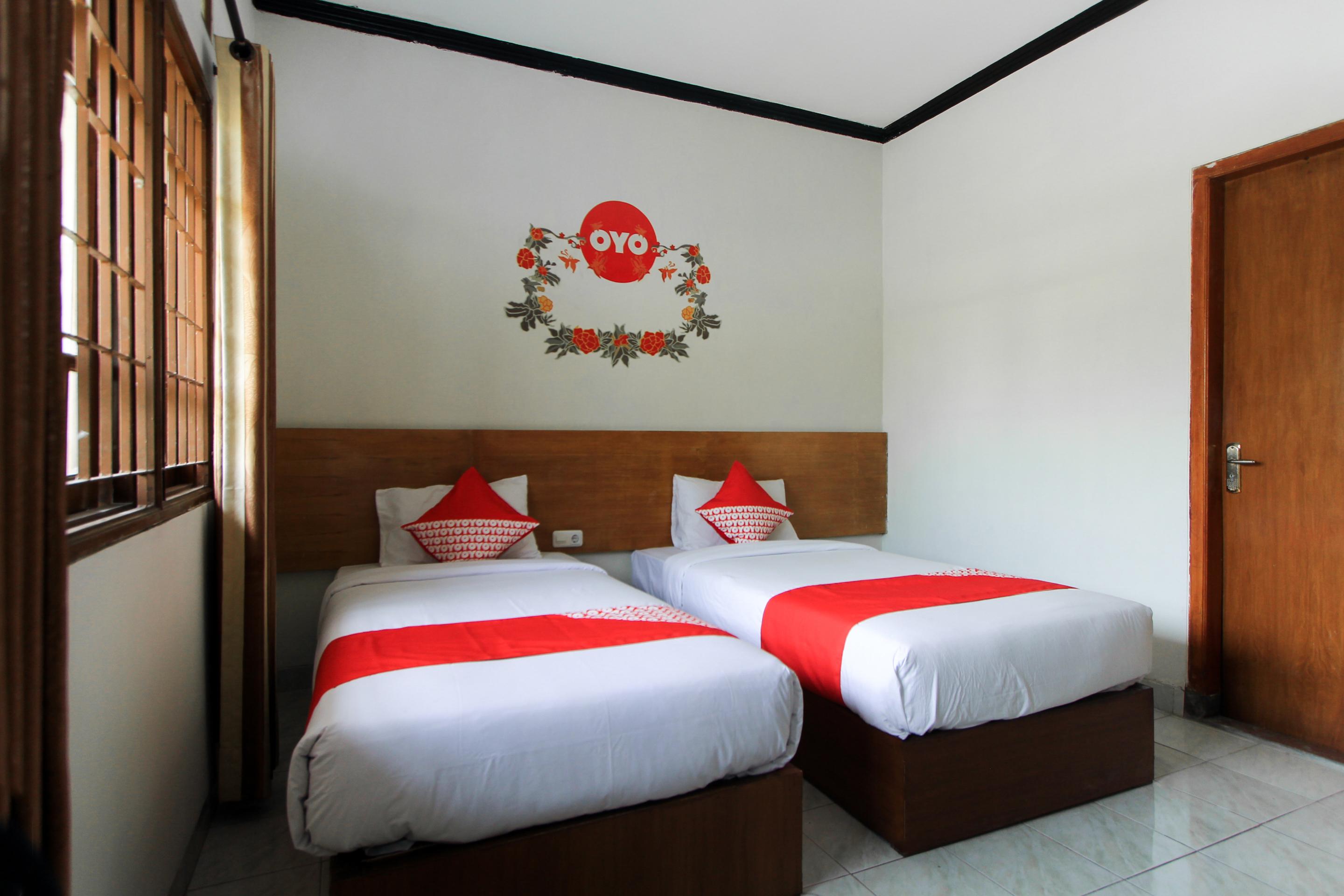 Santo Guest House Tropodo Brebek Exterior photo