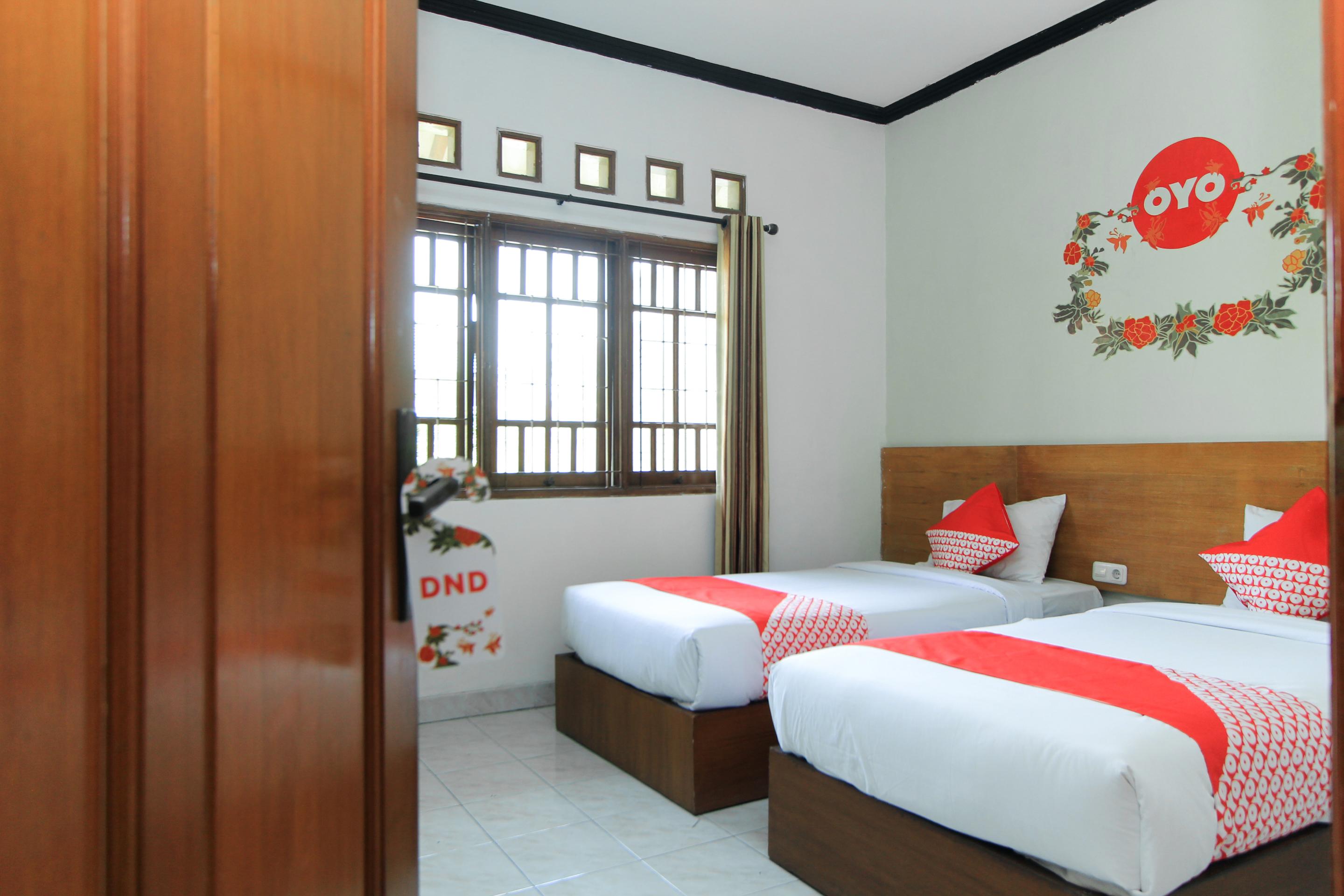 Santo Guest House Tropodo Brebek Exterior photo