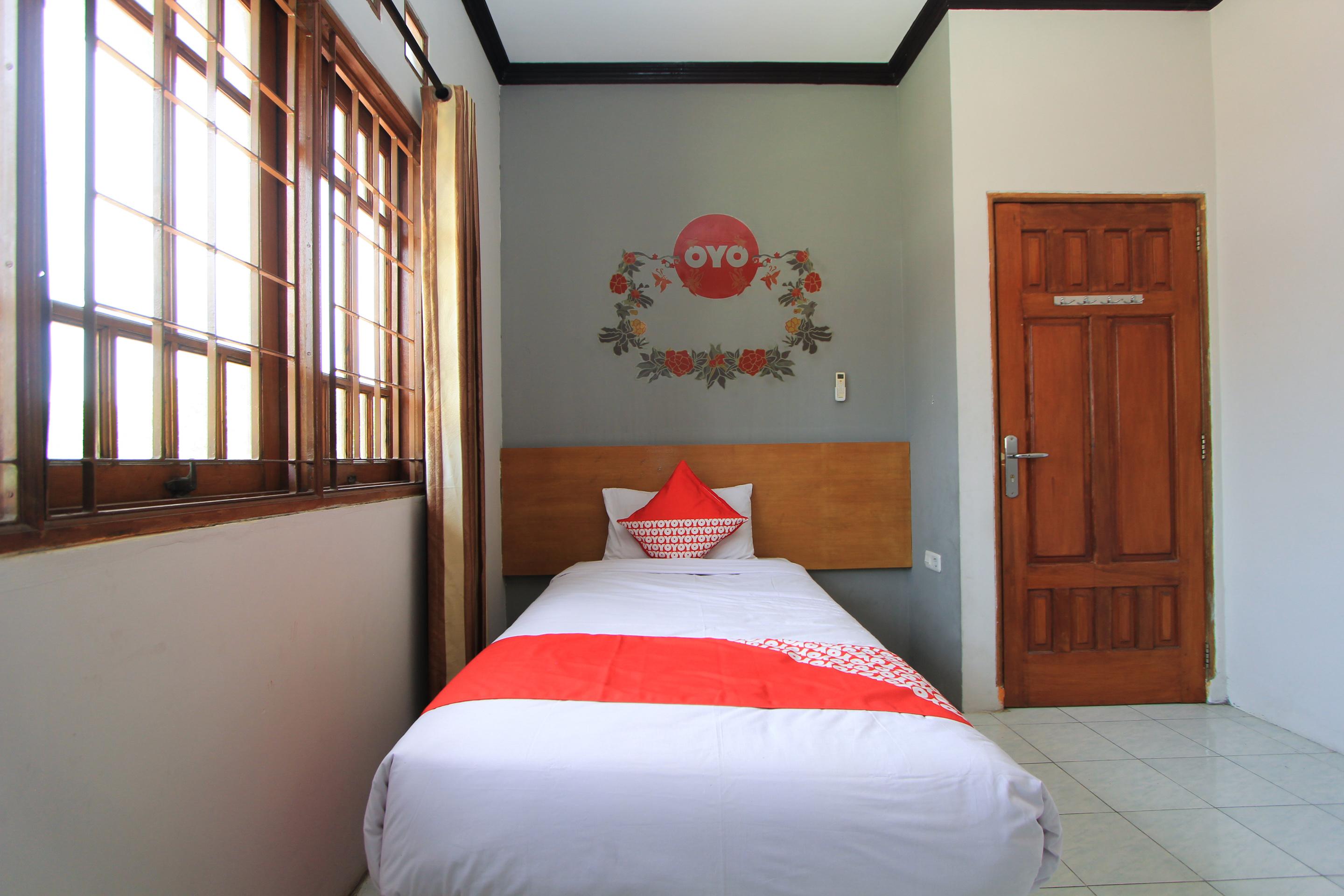 Santo Guest House Tropodo Brebek Exterior photo