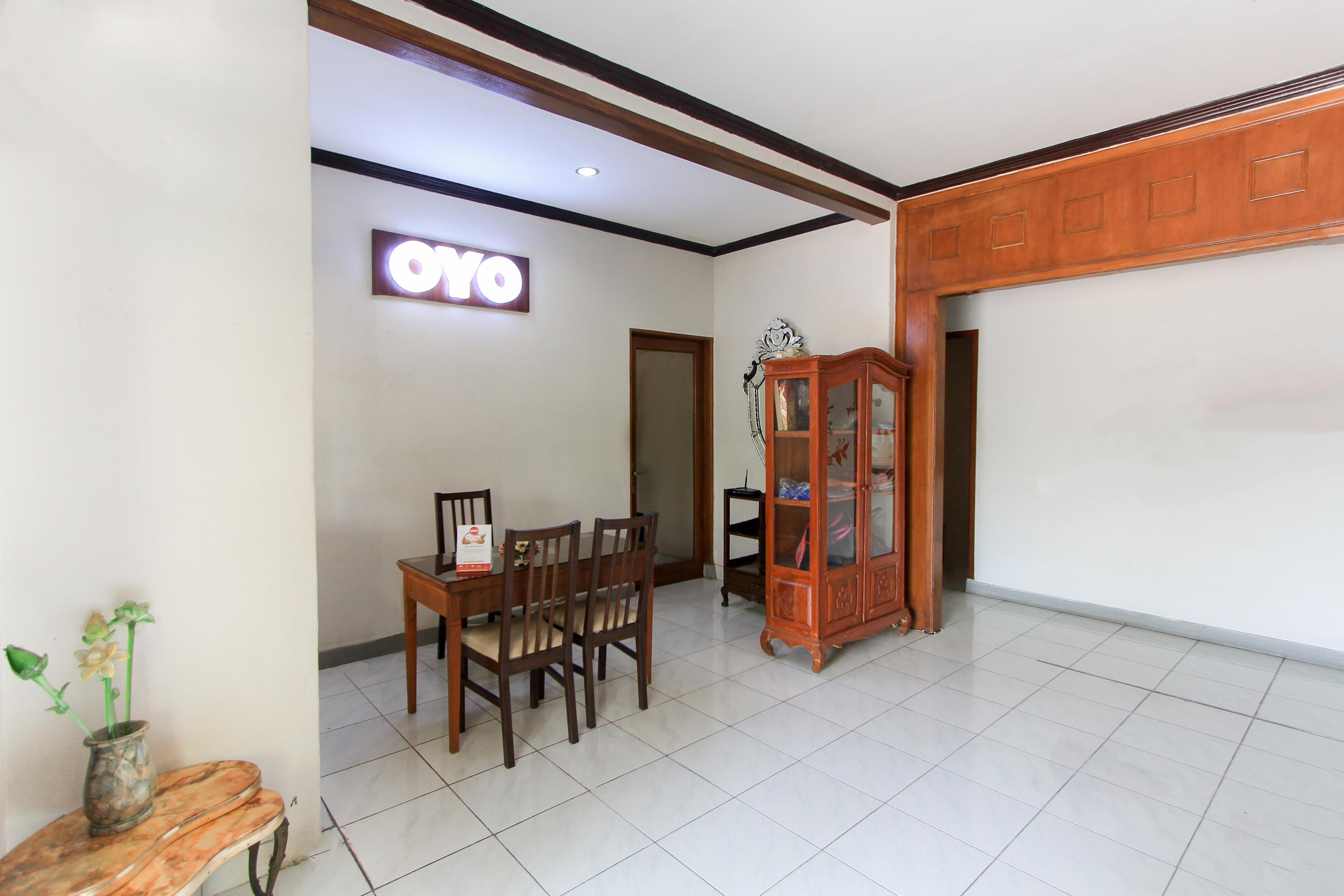 Santo Guest House Tropodo Brebek Exterior photo