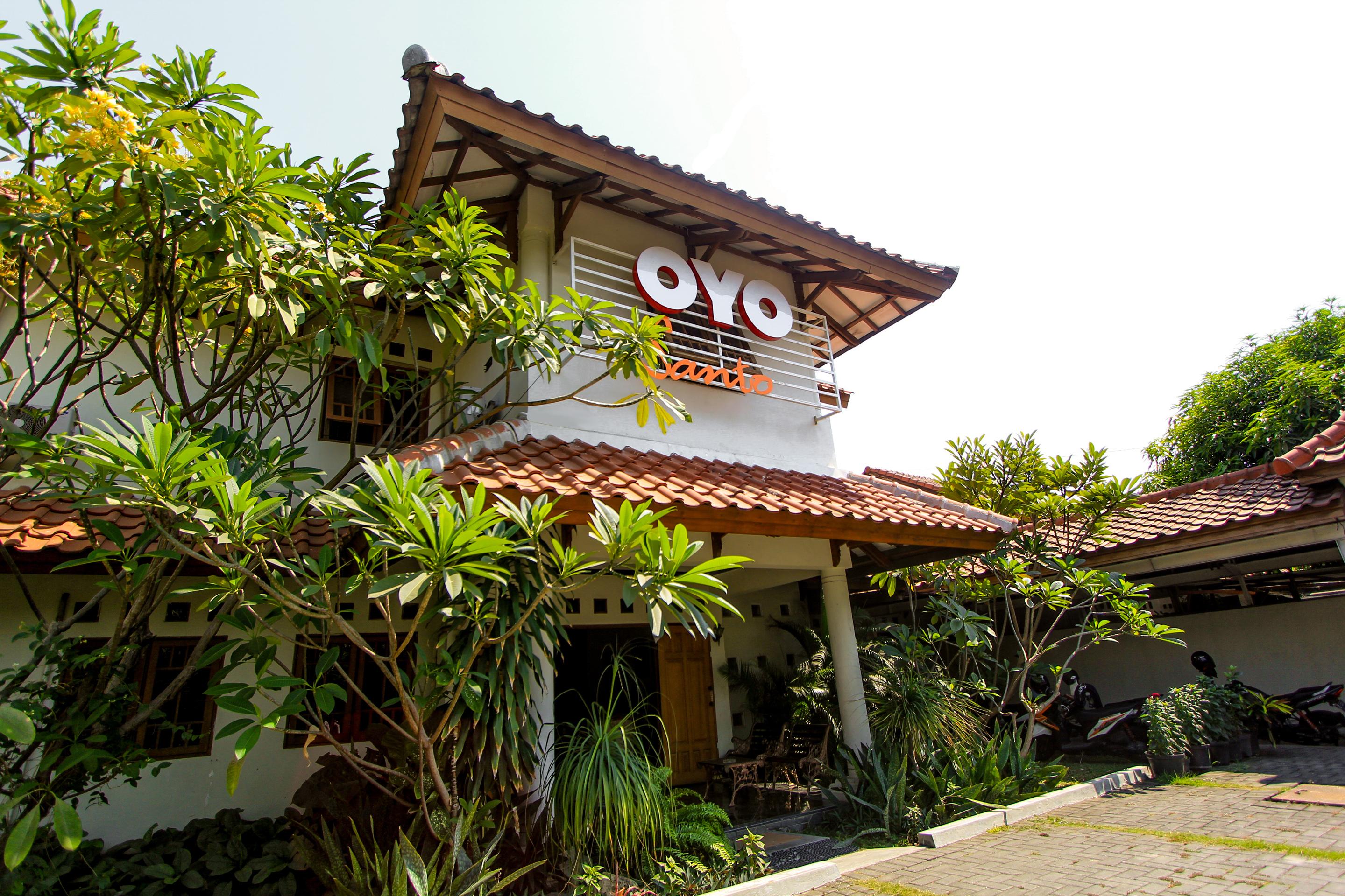 Santo Guest House Tropodo Brebek Exterior photo