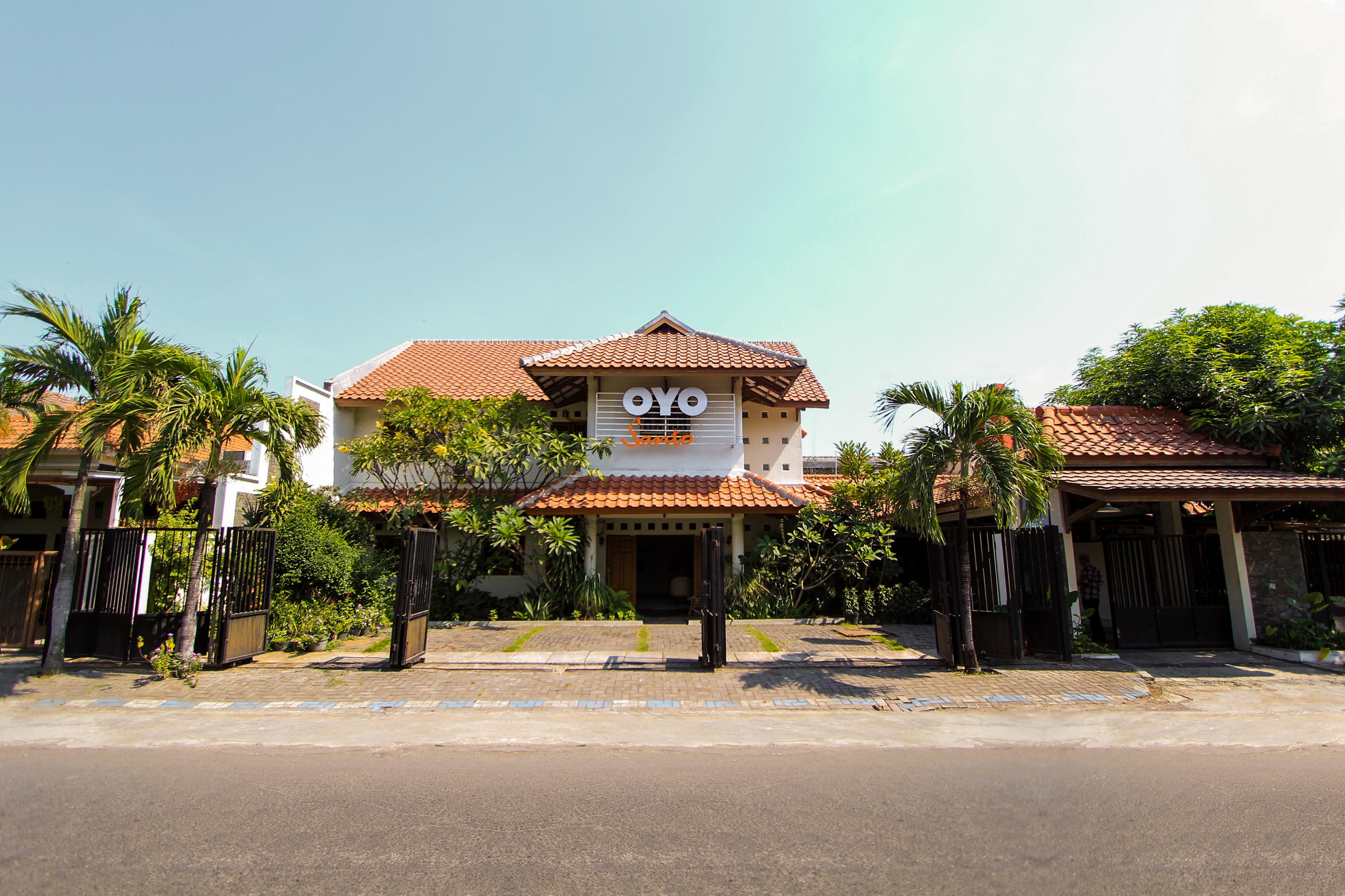 Santo Guest House Tropodo Brebek Exterior photo