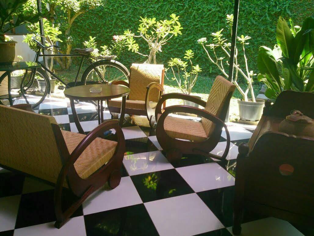 Santo Guest House Tropodo Brebek Exterior photo