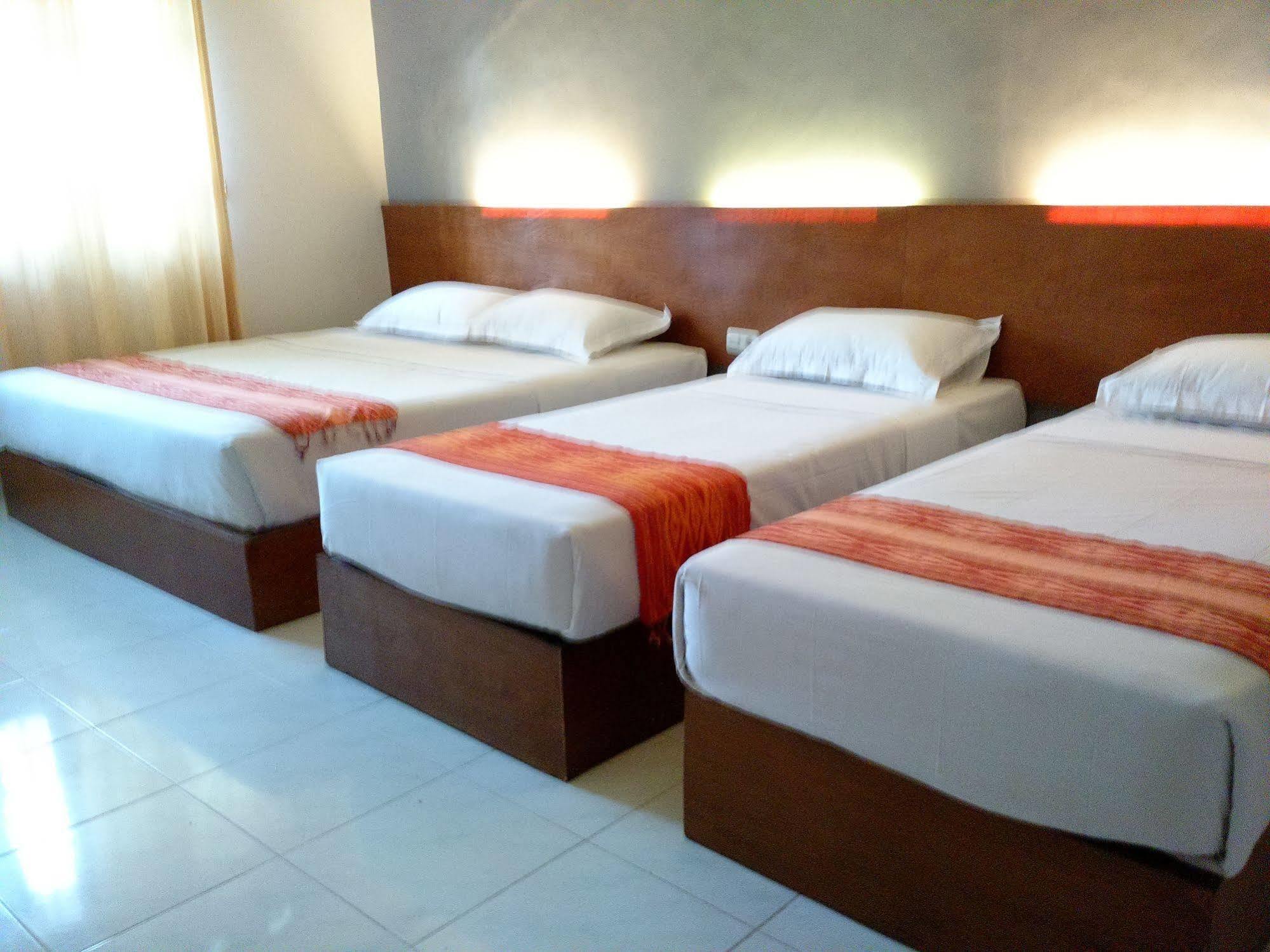 Santo Guest House Tropodo Brebek Exterior photo