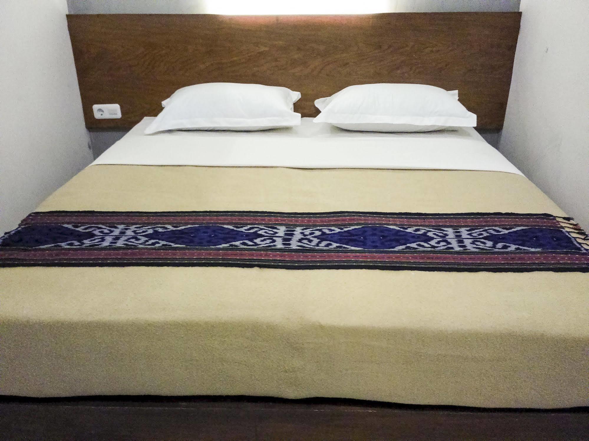 Santo Guest House Tropodo Brebek Exterior photo