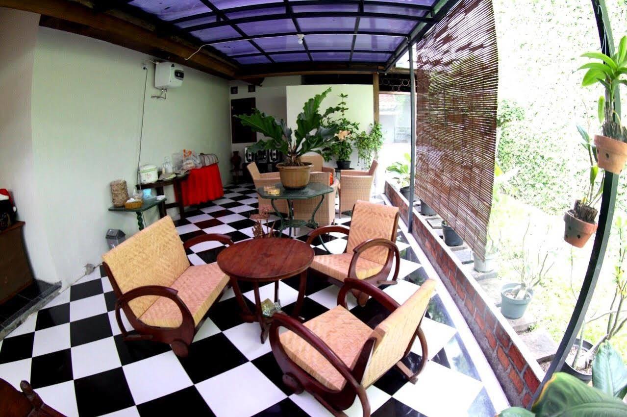 Santo Guest House Tropodo Brebek Exterior photo
